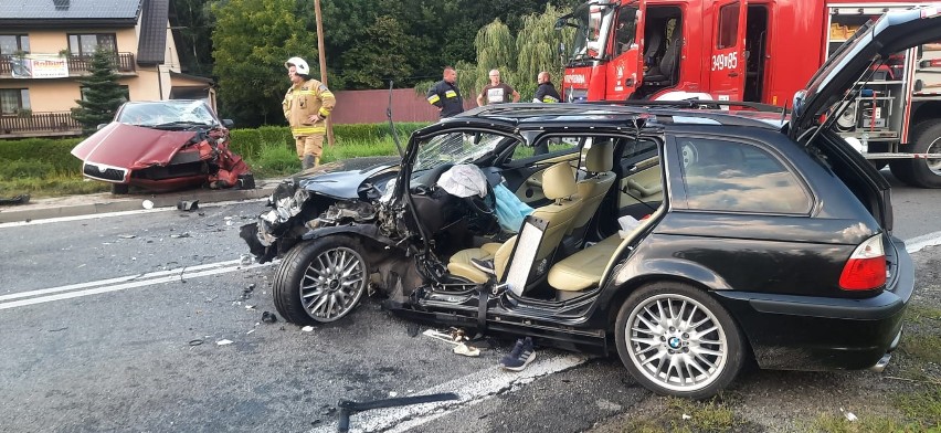 Kadcza wypadek. Siedem osób poszkodowanych w zderzeniu BMW ze skodą [ZDJĘCIA] 