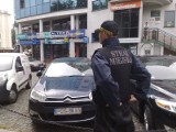 Kot jest uwięziony pod maską samochodu od dwóch dni. Ratuje go straż miejska i policja  z... psami. Bez efektów (zdjęcia, wideo)