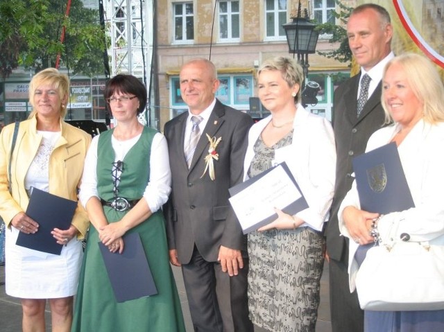 Laureatom wyróżnienia wręczył starosta Wojciech Bińczyk (na zdjęciu trzeci od lewej)