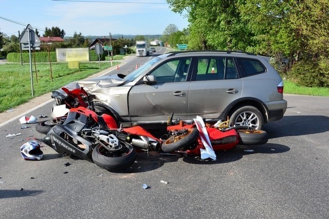 Wypadek na ul. Rzeszowskiej w Krośnie. Kierowca BMW nie ustąpił pierwszeństwa dwóm motocyklistom