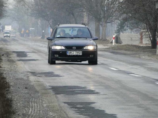 Odcinek trasy 79 z Kozienic do Ryczywołu jest obecnie pełny dziur i kolein.