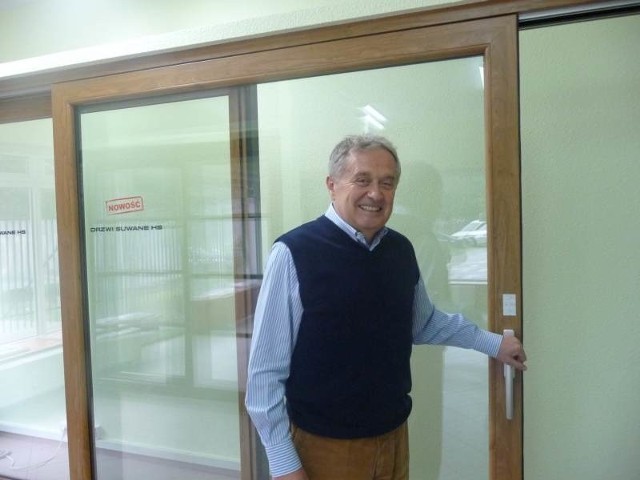 Andrzej Jezierski, właściciel firmy, prezentuje nowoczesne drzwi suwane HS.