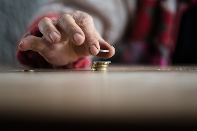 System emerytalny w Polsce przewiduje możliwość przejścia na emeryturę po osiągnięciu odpowiedniego wieku. To jednak nie wystarczy, a wiele osób może sobie pozwolić na wcześniejszą emeryturę.