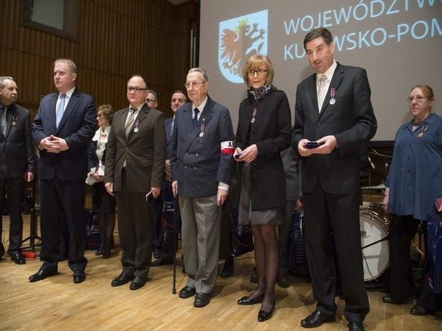 Minister Jan Stanisław Ciechanowski, szef Urzędu ds. Kombatantów i Osób Represjonowanych (drugi od lewej) wręczył medale "Pro Patria". Od prawej stoją" Jacek Pietraszko, Hanka Sowińska, Alojzy Gładykowski i Marek Chamot. Pierwszy z lewej  to Andrzej Swincow odznaczony Złotym Krzyżem Zasługi.