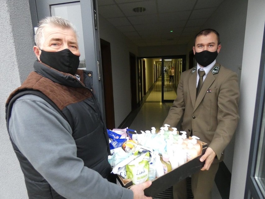 Niespodzianka dla pacjentów szpitala. Przyjechały świąteczne świerki prosto z lasu!