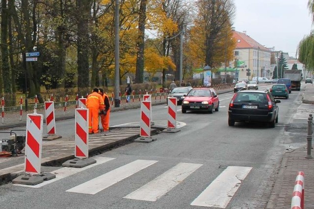 Zdaniem zarządcy azyle dla pieszych ułatwiają przejście przez jezdnię i zwiększają bezpieczeństwo.