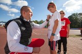 Wojciech Nowicki zachęca dzieci do trenowania lekkiej atletyki 