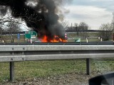 Pożar autobusu miejskiego na autostradzie A4. W środku byli pasażerowie! [ZDJĘCIA]
