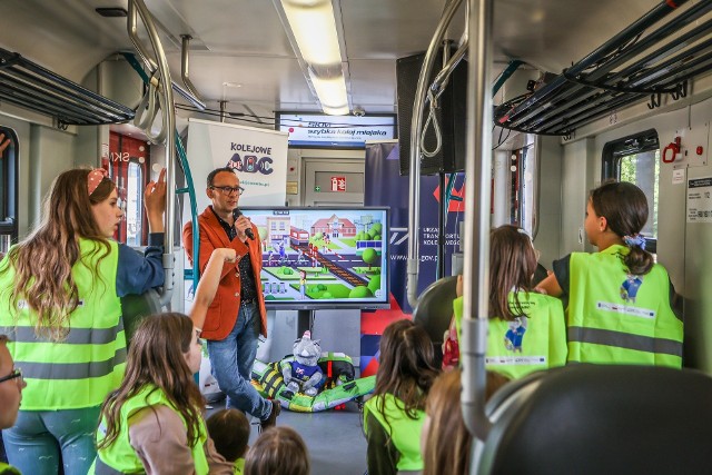 Kampania Kolejowe ABC II[/b] to zainicjowana przez Urząd Transportu Kolejowego druga edycja programu edukacyjnego z zakresu bezpieczeństwa na terenach kolejowych. Inicjatywa ta ma uwrażliwić uczniów, nauczycieli oraz rodziców na zasady bezpieczeństwa obowiązujące na przejazdach kolejowych, dworcach, peronach i w pociągach.