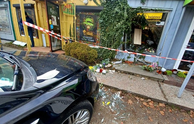 Wypadek we Wrocławiu. Kobieta wjechała w pawilon kwiaciarni. Źle ustawiła automat