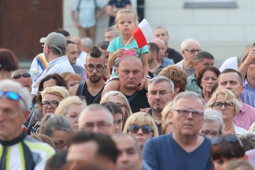 Wielka manifestacja w centrum Kielc „Wolne Sądy” z tysiącami uczestników  