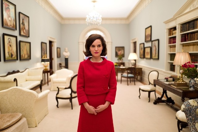 "Jackie"Reżyseria: Pablo LarraínScenariusz: Noah OppenheimGatunek: Biograficzny, dramatProdukcja: USA, Francja, ChileWystępują: Natalie Portman, Peter Sarsgaard, Greta GerwigCzas trwania: 95 minutPremiera: 3 lutego 2017Jacqueline Bouvier Kennedy ma 34 lata, kiedy jej mąż zostaje wybrany na Prezydenta Stanów Zjednoczonych. Elegancka i stylowa, od razu staje się globalną ikoną, jedną z najbardziej znanych kobiet na świecie. Jej intuicja i smak w kwestiach mody, sztuki i wystroju wnętrz są powszechnie podziwiane. Jednak 22 listopada 1963 roku poukładane życie Pierwszej Damy rozsypuje się na kawałki. Podczas wyborczej podroży do Dallas, ginie John F. Kennedy, a pogrążona w żałobie Jacqueline na pokładzie Air Force One powraca do Waszyngtonu. Mierząc się z tragedią, postanawia kontynuować dzieło męża. W ciągu kilku dni nie tylko dopisze triumfalny koniec do mitu JFK, ale też ugruntuje legendę, której na imię Jackie.fot. materiały prasowe dystrybutora Kino Świat