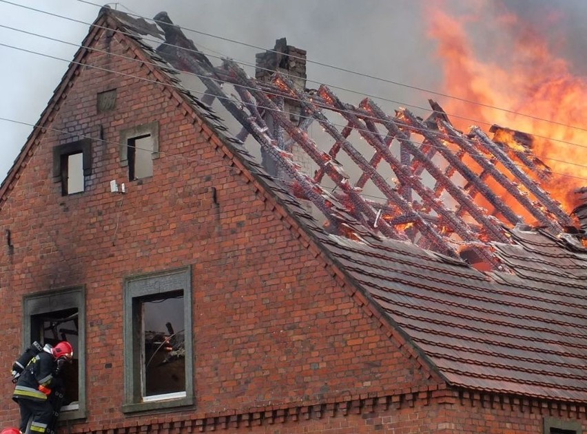 Pożar domu w Dębionku w powiecie nakielskim. 14 osób ewakuowanych