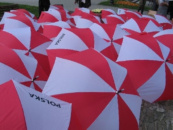 Świeto Flagi w PrzemyśluPrzemyscy harcerze, dzialacze Platformy Obywatelskiej i mieszkancy z bialo &#8211; czerwonych parasolek ulozyli w Rynku napis "2 MAJA&#8221;. Mieszkancom rozdano 5 tys. bialo &#8211; czerwonych chorągiewek.