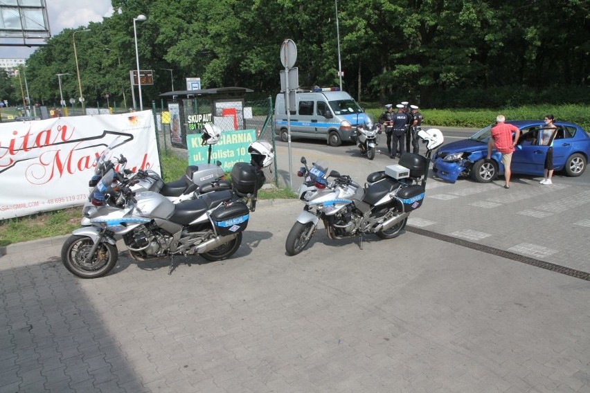 Policjant na motocyklu miał wypadek na Kozanowie