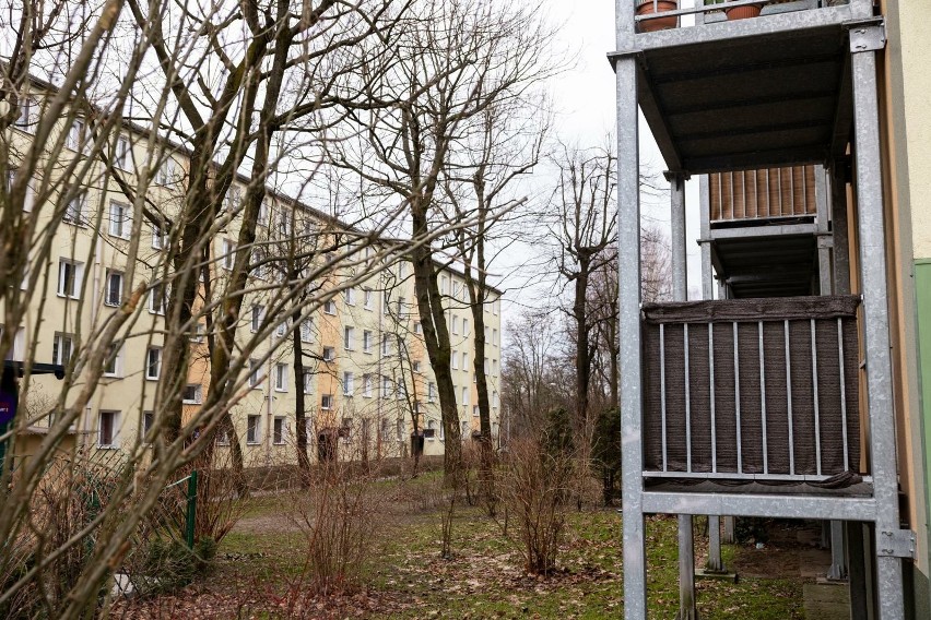 Krakowskie blokowiska obrosną balkonami? Po pandemii wszyscy chcą je mieć, płyną wnioski