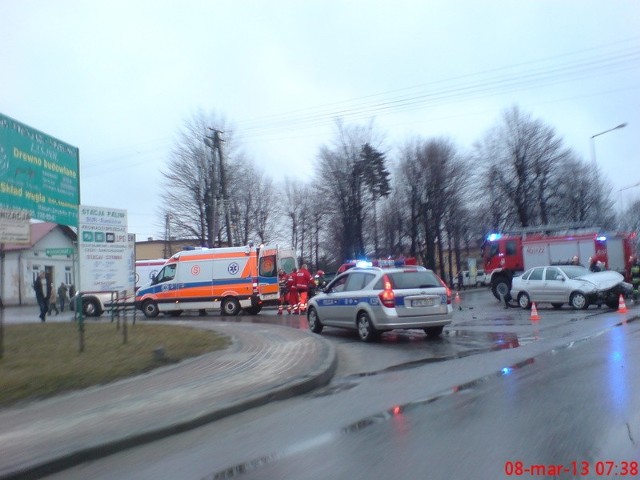 Wypadek w RaniżowieDo wypadku doszło dziś około 7.20 na skrzyżowaniu przy ulicy Wolskiej z Armi Krajowej obok ulicy Plac Rynek w Raniżowie. 