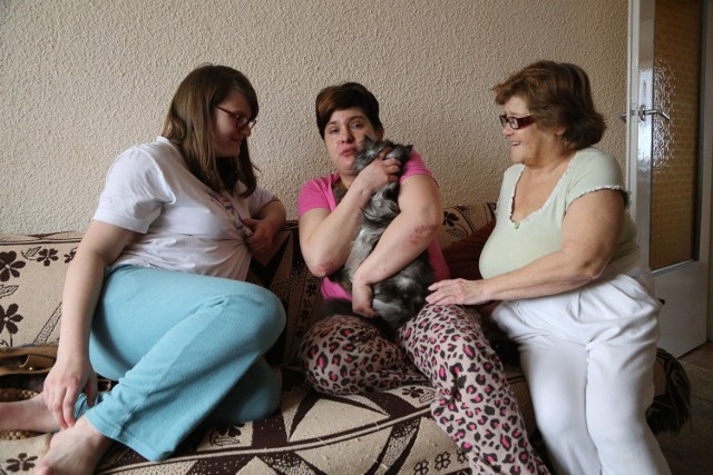 Agnieszka Rutkowska jest chora. Mówi, że nie stać jej na drogie leki. Na zdjęciu z młodszą córką Olą i matką.