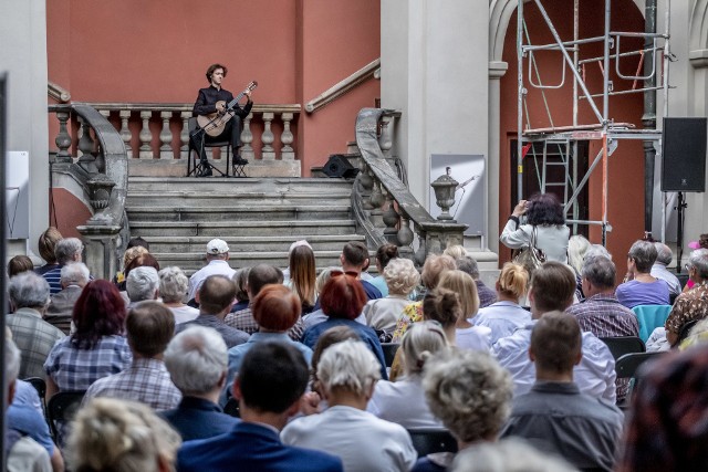 Koncert mieszkającego w Chorwacji, ale pochodzącego z Albanii gitarzysty Petrita Ceku na Dziedzińcu Poznańskiej Szkoły Baletowej zainaugurował w piątek wieczorem Bałkański Weekend, a zarazem dwunastą Akademię Gitary.