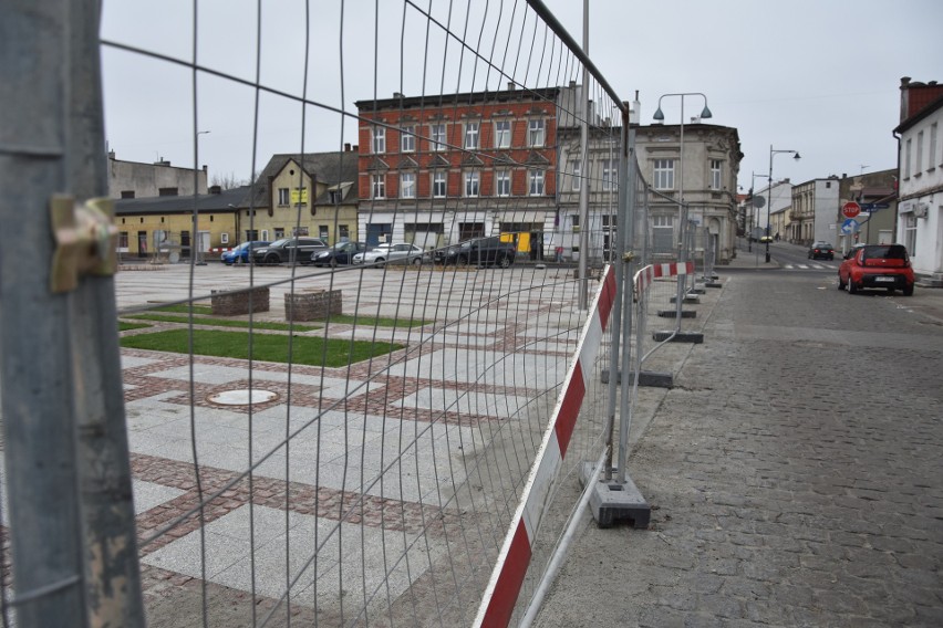 Rynek w Solcu Kujawskim pozostanie ogrodzony aż do wiosny [zdjęcia]