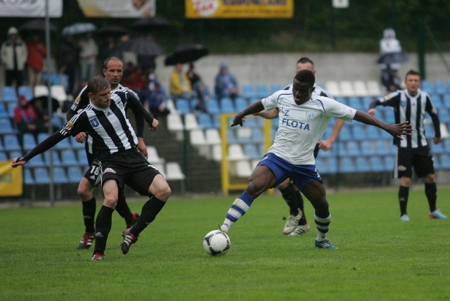 Charles Nwaogu (w środku) w trakcie wiosennego meczu Floty z Sandecją.  W Świnoujściu górą byli gospodarze, którzy wygrali aż 4:0.