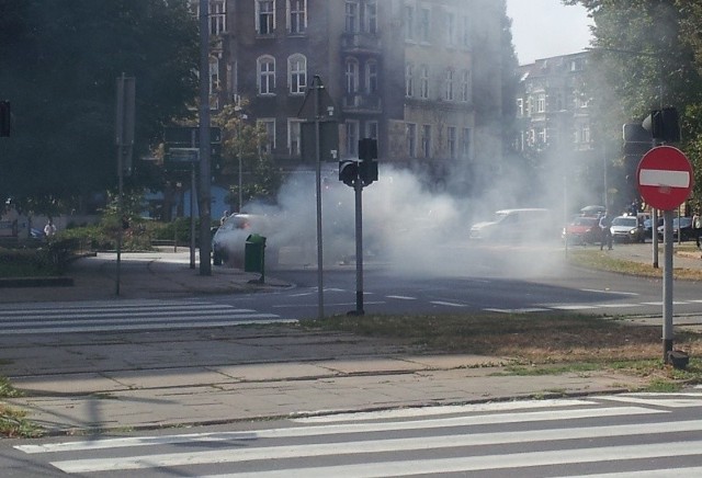 Płonące auto na pl. Grunwaldzkim.
