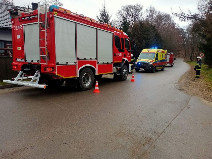 Gmina Słomniki. Mężczyzna wpadł do wykopu. Potłuczony ze złamaną nogą trafił do szpitala