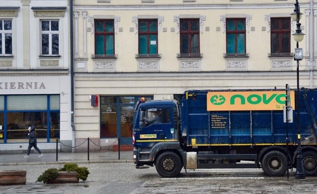 25,7 mln zł - tyle miasto zapłaci w 2023 roku spółce NOVA za usługę wywozu śmieci. To więcej niż zakładano