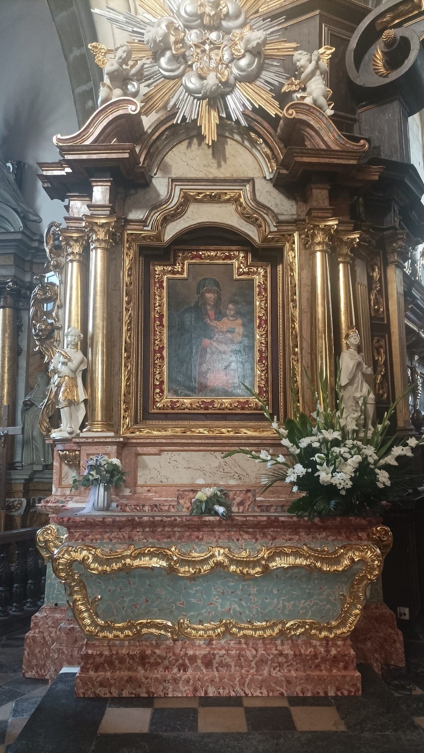 Barokowy Ołtarz Matki Boskiej w zabytkowej kolegiacie w...