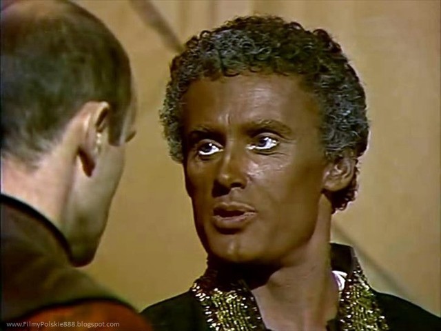 Biali aktorzy grali czarne rolne ucharakteryzowani na czarnoskórych – Daniel Olbrychski jako Maur Otello, przedstawienie Teatru Telewizji z 1984 roku