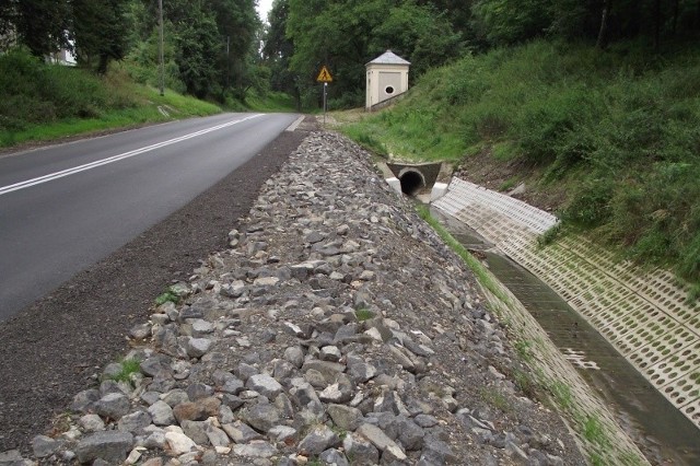 Na zdjęciu droga z Poręby do Leśnicy.