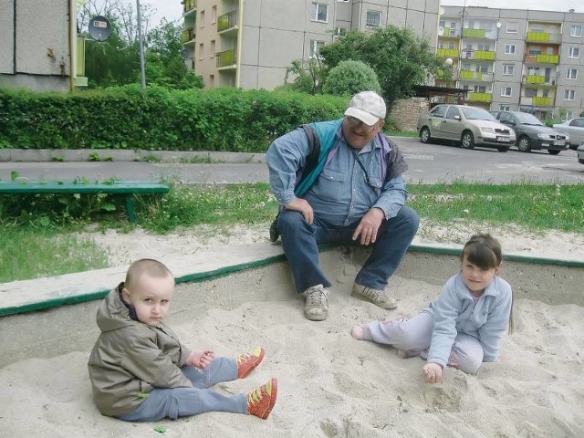 - Piaskownice między blokami są potrzebne - mówi Kazimierz Grzelak. Na zdjęciu z wnukami Wiktorią i Michałem.