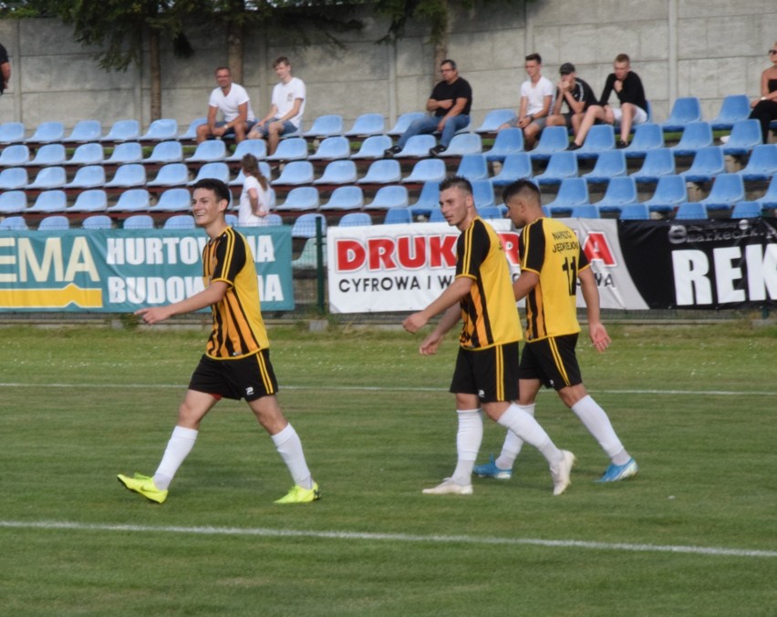 4 liga. Naprzód Jędrzejów wysoko pokonał Wierną Małogoszcz. Grad goli w derbach powiatu jędrzejowskiego (WIDEO, ZDJĘCIA)