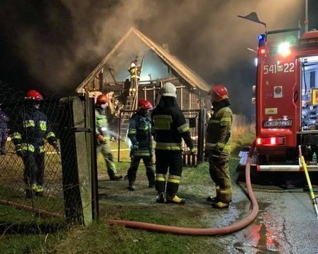 Pożar w Stoku. Spłonął dom jednorodzinny. Do pożaru doszło w nocy 11.11.2021. Pies obudził domowników