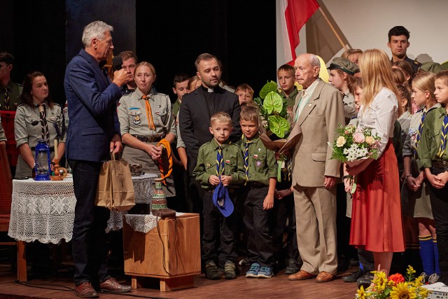 Burmistrz Nowej Dęby Wiesław Ordon podziękował niezwykłemu gościowi za spotkania i opowieści o powstaniu