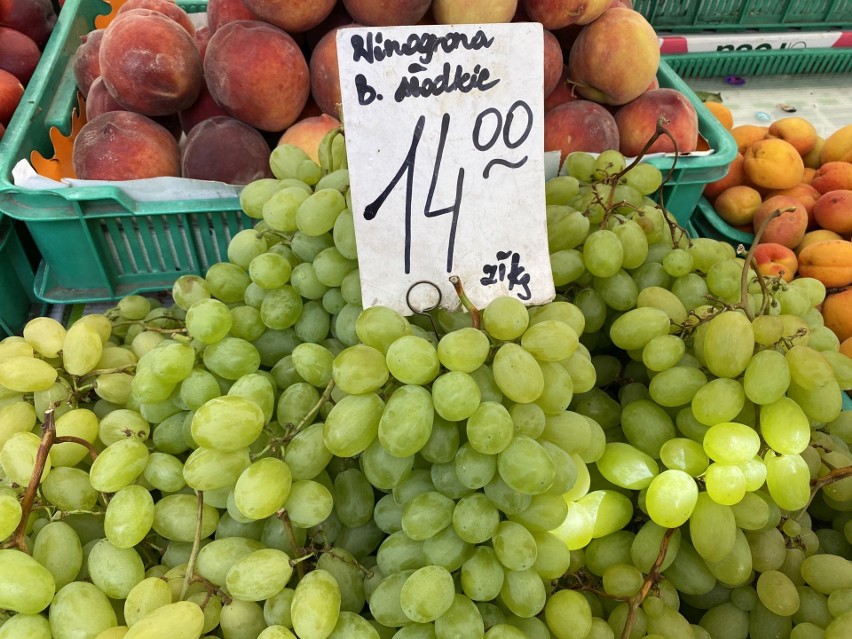 Ogromny wybór warzyw i owoców na kieleckich bazarach. Ceny spadają. Po ile bór, fasola, ogórki, czereśnie, maliny i inne? Sprawdź 