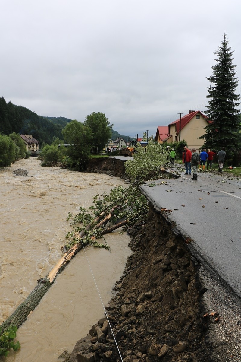 Katastrofalna sytuacja w Ochotnicy Górnej. Woda zniszczyła drogi i domy [ZDJĘCIA]