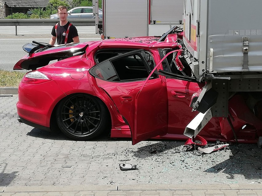 Czerwone porsche wbiło się w tył naczepy ciężarówki