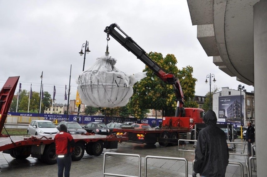 Potężny, ważący bagatela 3/4 tony żyrandol, który jest  już...