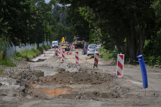 Chociaż uwaga większości mieszkańców skierowana jest obecnie na remont mostu, w Toruniu ma miejsce wiele innych inwestycji drogowych, ważnych zarówno dla kierowców, jak i pieszych oraz rowerzystów. W różnych częściach miasta powstają nowe jezdnie, chodniki i drogi dla rowerów. Mają one zwiększyć bezpieczeństwo uczestników ruchu. Na razie jednak trzeba uzbroić się w cierpliwość i liczyć z utrudnieniami. Sprawdźcie nasze zestawienie. Zobacz także:Najważniejsze inwestycje drogowe w Toruniu. Gdzie kierowcy muszą się liczyć z utrudnieniami?W Toruniu powstają nowe mieszkania. Gdzie i za ile?tekst: Sara Watrak