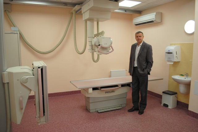 Dyrektor szpitala Marek Bruzdowicz w pracowni rentgenowskiej.