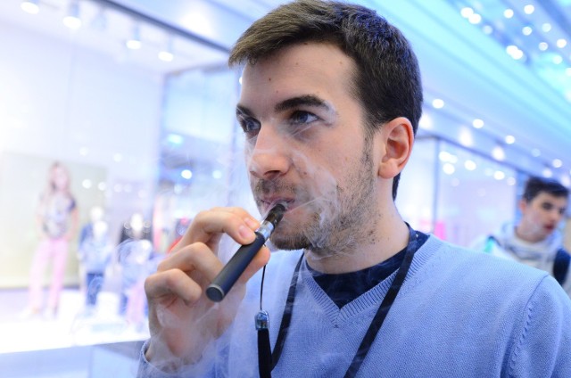 Działanie e-papierosa polega na odparowaniu płynu z nikotyną, znajdującego się w wymiennym zbiorniczku. Powstały w ten sposób obłok pary wodnej wciągany jest przez palacza do płuc