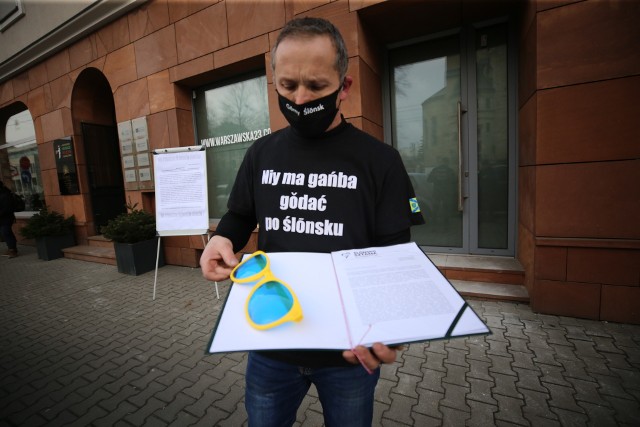 Ślonsko Sztama przed biurem Prawa i Sprawiedliwości w Katowicach; Zobacz kolejne zdjęcia. Przesuwaj zdjęcia w prawo - naciśnij strzałkę lub przycisk NASTĘPNE >>>