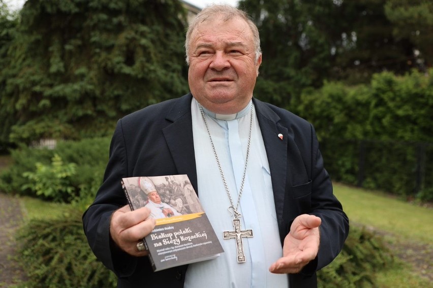 Ksiądz biskup Marian Buczek, były ordynariusz diecezji...