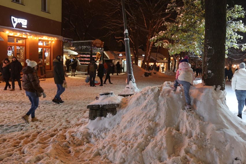 Intensywne opady śniegu przyniosły utrudnienia w Polsce.