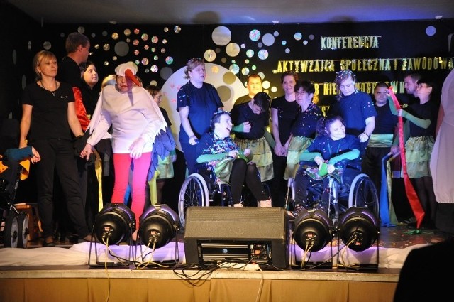 Spektakl teatralny w wykonaniu niepełnosprawnych aktorów.