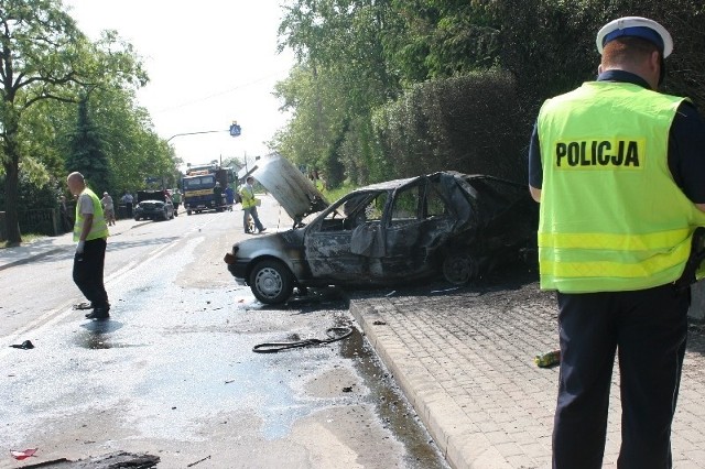 Wypadek w Jarosławiu. Ford spłonął, kierowca bmw