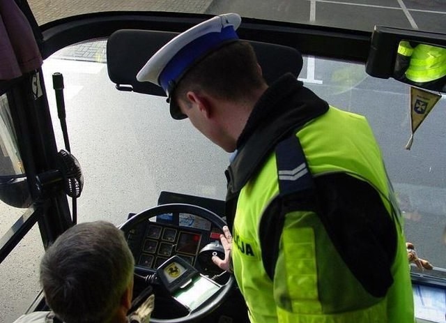 Policjanci zapowiadają kontrolę autokarów, które będą wiozły dzieci na zimowy wypoczynek.