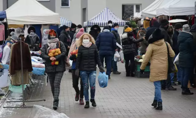 Niedzielny (10 stycznia) targ w Wierzbicy w powiecie radomskim przyciągnął wielu sprzedających i kupujących. Mimo, że nie sprzyjała korzystna pogoda, bo temperatura była w granicach zera stopni Celsjusza. Zobacz kolejne zdjęcia>>>>