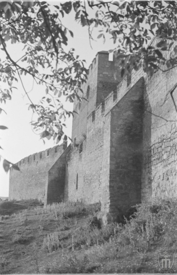Szydłów, zamek królewski. Fragment murów obronnych od strony...